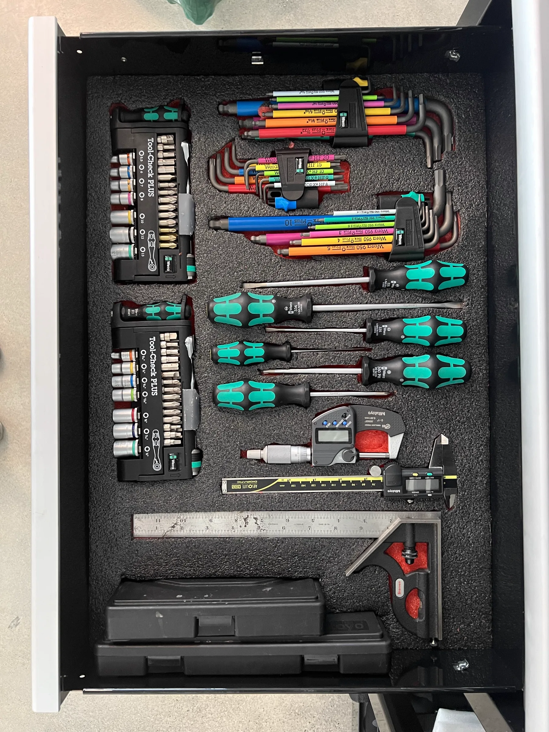 A drawer of Wera screwdrivers, hex keys and bit sets, color-coded in green, red and yellow